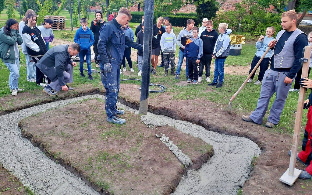 Das Bauunternehmen Schwelgin hat für das erste Fachwerkhaus der Schüler der Comeniusschule in Stendal das Fundament gegossen. Das gut zehn Quadratmeter große Haus entsteht im Klostergarten des Altmärkischen Museums.