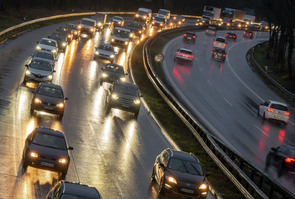 Modernes LED-Licht hat im Vergleich zur alten Halogentechnik den Vorteil, dass die weiße Lichtfarbe für eine bessere Umfeldwahrnehmung sorgt.