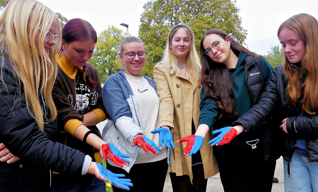Die Zehntklässlerinnen beteiligten sich mit farbigen Händen an dem Projekt.