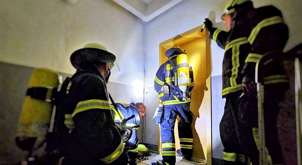 Bei einem Brand in einem Wohnblock am Südring in Burg sind Mitglieder der Feuerwehr am Dienstagabend im Einsatz gewesen.