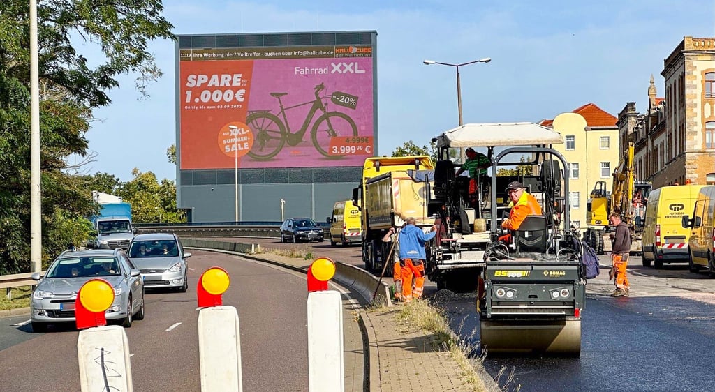 In der Volkmannstraße in Halle wurde am Mittwoch nach der Sanierung schon der Asphalt aufgebracht. Inzwischen ist die Straße wieder freigegeben.