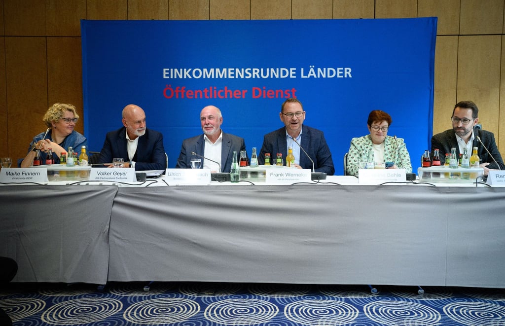 Pressekonferenz über den Beschluss der Tarifkommissionen der Vereinten Dienstleistungsgewerkschaft (Verdi) und des dbb Beamtenbund und Tarifunion in Berlin.