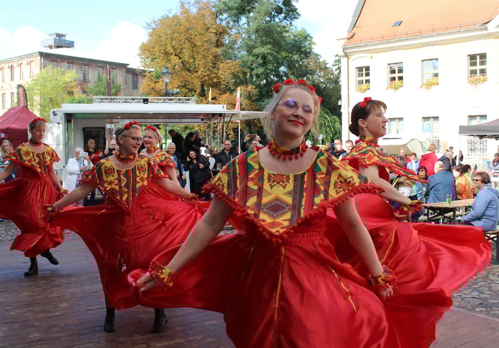 Katharinas Ballerinas tanzten auf der Bühne an der Schlossfreiheit.