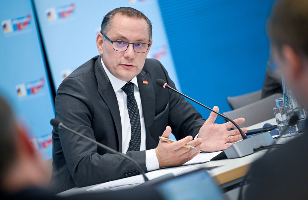 AfD-Chef Tino Chrupalla äußert sich bei einer Pressekonferenz zu dem Vorfall in Ingolstadt.