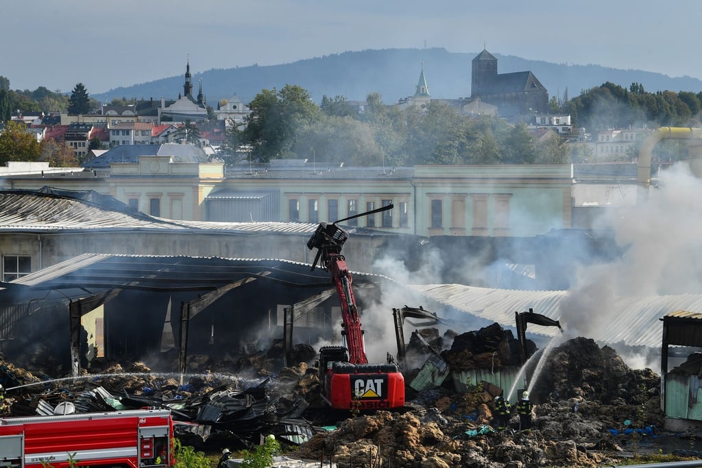 Rauch steigt aus dem abgebrannten Gebäude einer Textilfabrik.