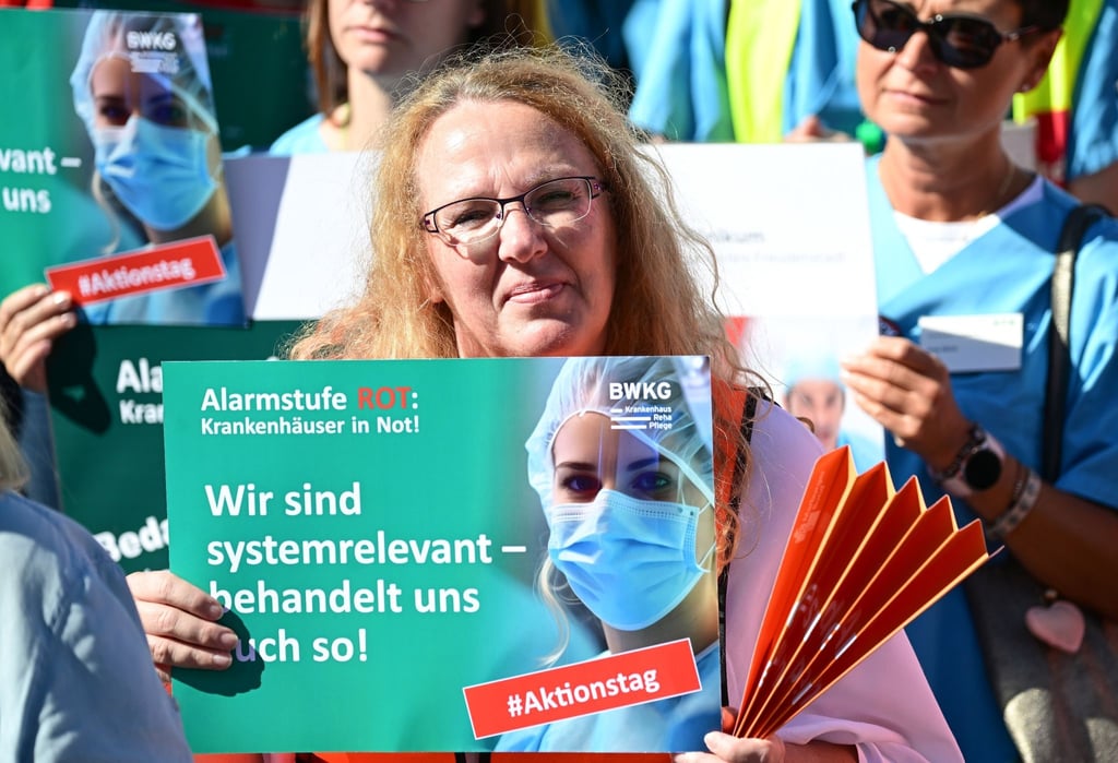 Mitarbeiter und Mitarbeiterinnen von Krankenhäusern protestieren am 20.09.2023 auf dem Schlossplatz in Stuttgart. Nach einer Umfrage unter den 600 größten deutschen Kliniken aus dem Sommer schreibt über die Hälfte rote Zahlen.