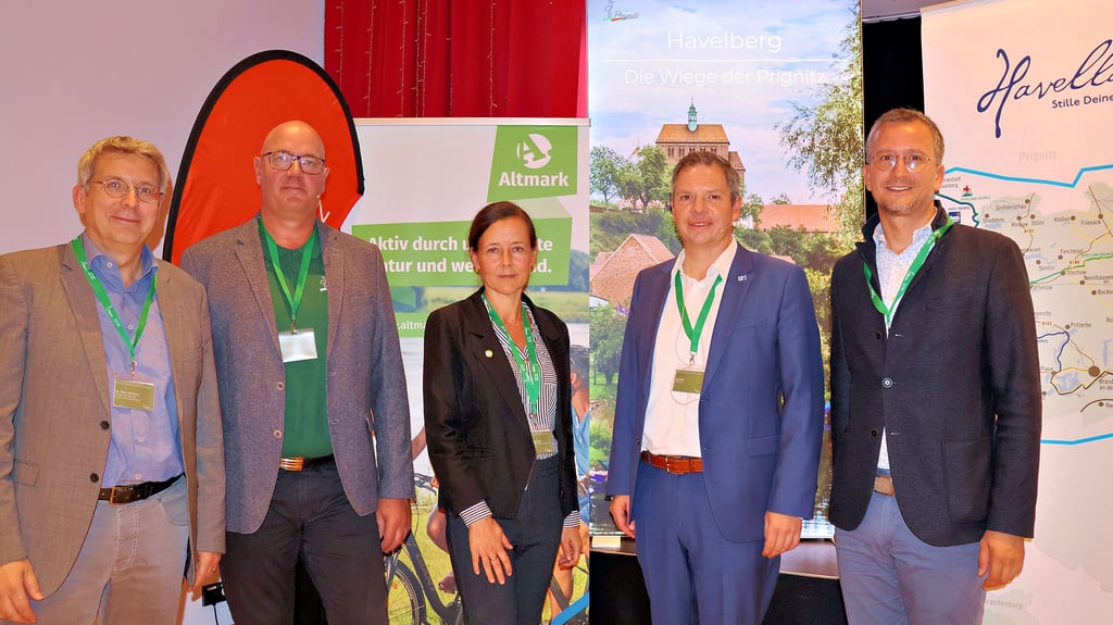 Beim Tourismusforum in Havelberg waren Teilnehmer aus den Regionen Prignitz, Altmark und Havelland dabei. Oliver Hermann, Mike Laskewitz, Carla Reckling-Kurz, Uwe Seibt und Matthias Kühn (von links) gehörten zu den Rednern bei den Podiumsdiskussionen.