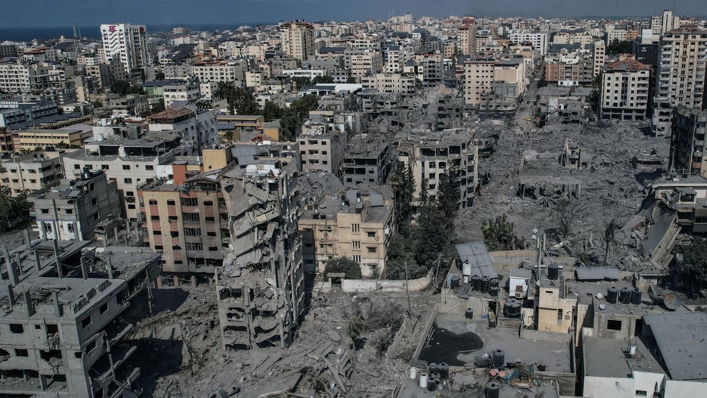 Eine Luftaufnahme von beschädigten und zerstörten Gebäuden nach israelischen Luftangriffen.