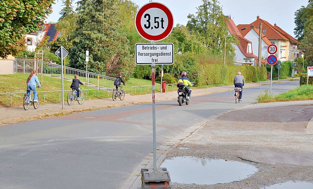 Weil für die Gaensefurther Straße die Tragfähigkeit begrenzt werden musste, fallen zwei Bushaltestellen in Staßfurt-Nord aus.