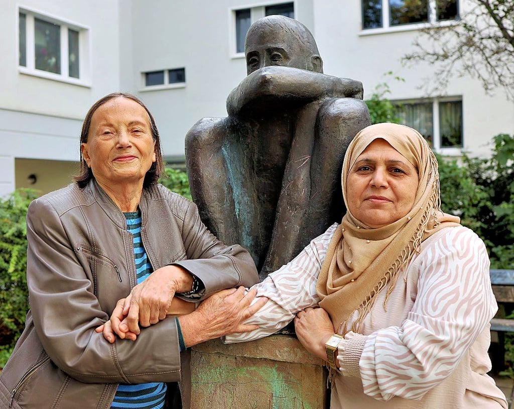 Zuneigung entstanden: Petra Hoffmann (li.) und Aeshah Ali lernten sich in Halle kennen. Die erste Verabredung wurde zum Großereignis.