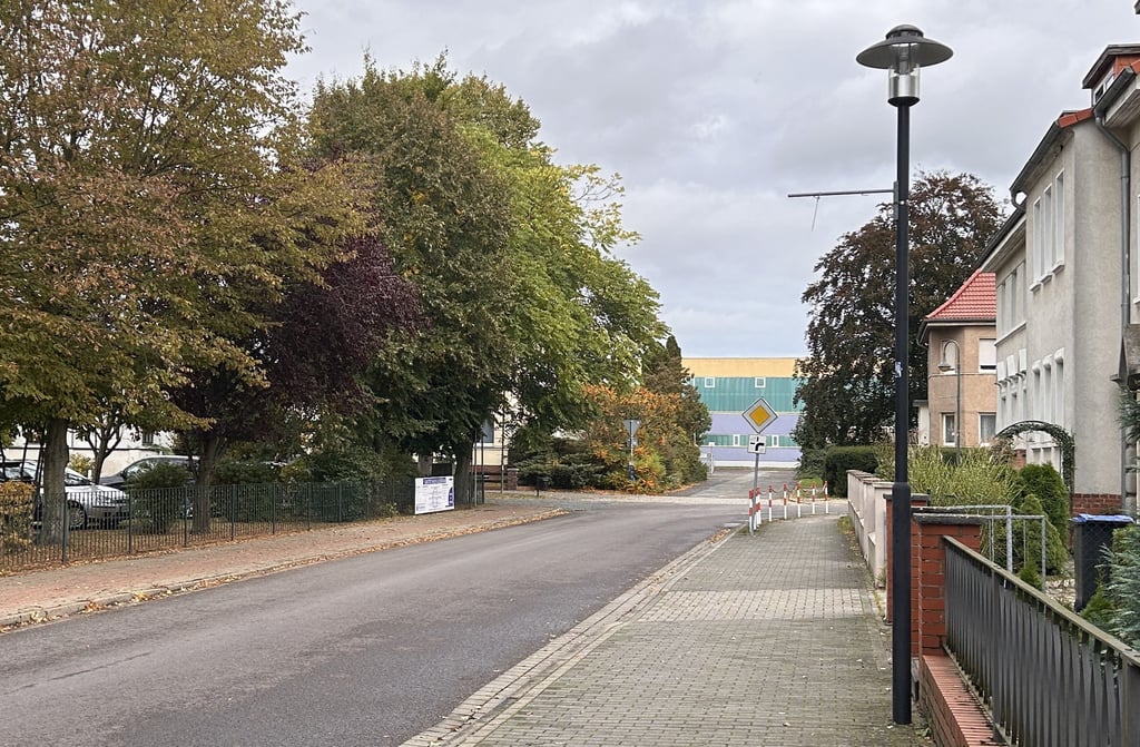 Die Straßenlaternen an der Gartenstraße in Gardelegen sind defekt - für viele Kinder ist das der Schulweg.