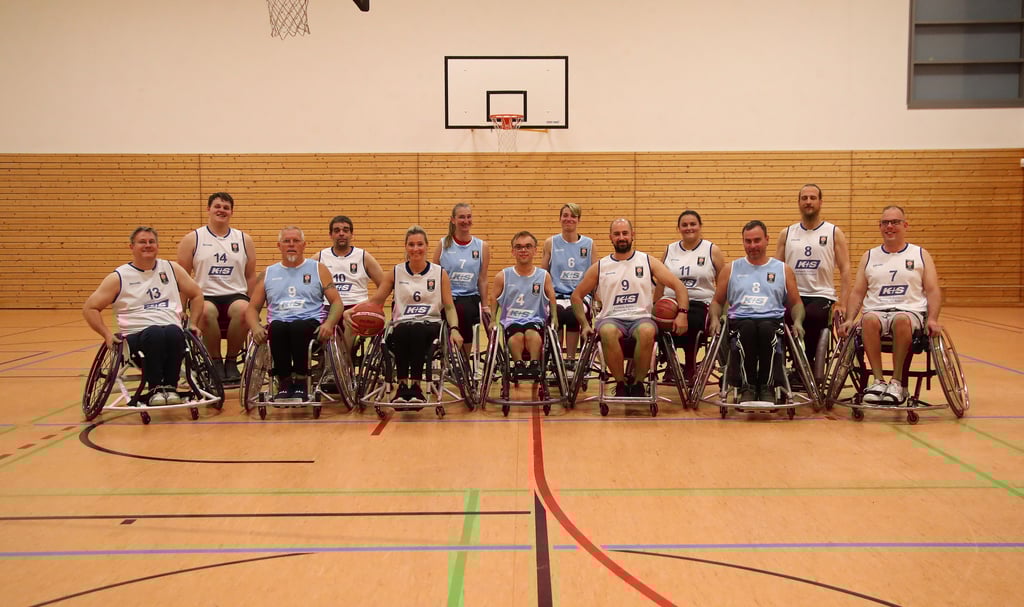 Die Rolling Baskets starten in der neuen Saison mit zwei Mannschaften in den Spielbetrieb. Zum Trainingskader gehören (v. l.) Stephan Müller, Emil Boden, Hartmut Wesarg, Patrick Hotopf, Peggy Blanke, Britta Armbrecht, Felix Lisch, Ronja Holze, Tino Fricke, Karen Boden, Ronny Deumeland, Kristian Mühlenberg und Stefan Klopfer.Foto: Eroll Popova
