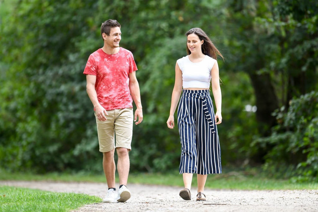 Zu zweit geht's oft noch besser: Jeder Spaziergang fördert die Gesundheit.
