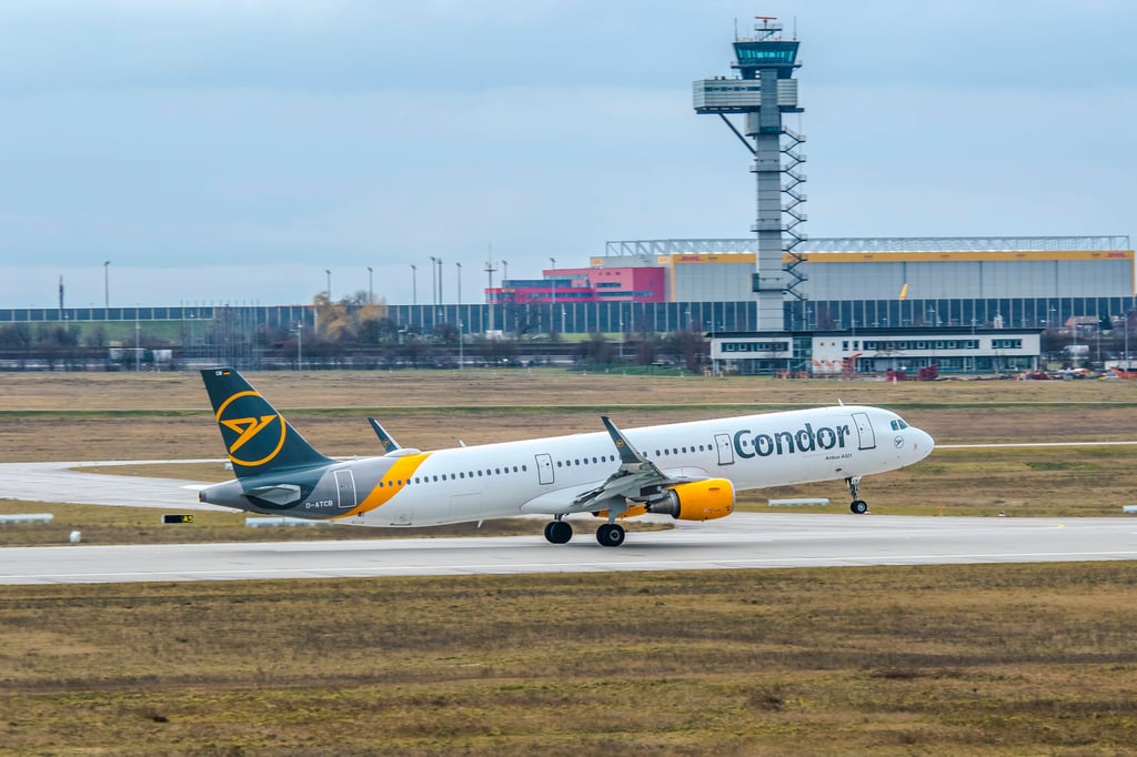 Ein Airbus der Fluggesellschaft Condor startet auf dem Flughafen Leipzig Halle. 
