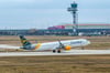 Ein Airbus der Fluggesellschaft Condor startet auf dem Flughafen Leipzig Halle. 