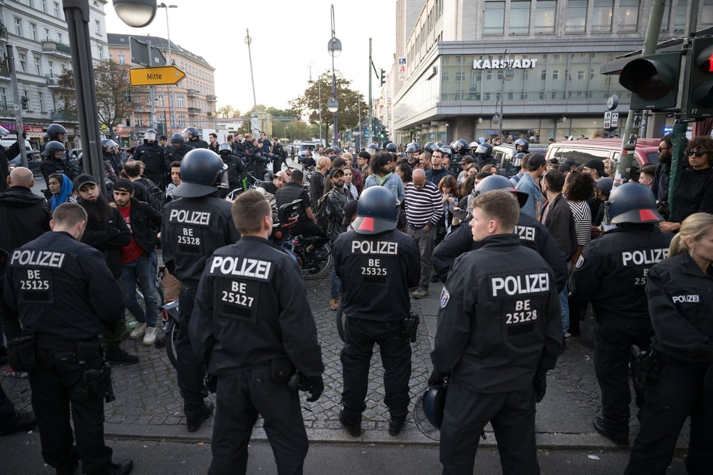 Polizeibeamte stehen im Stadtteil Neukölln auf dem Hermannplatz.