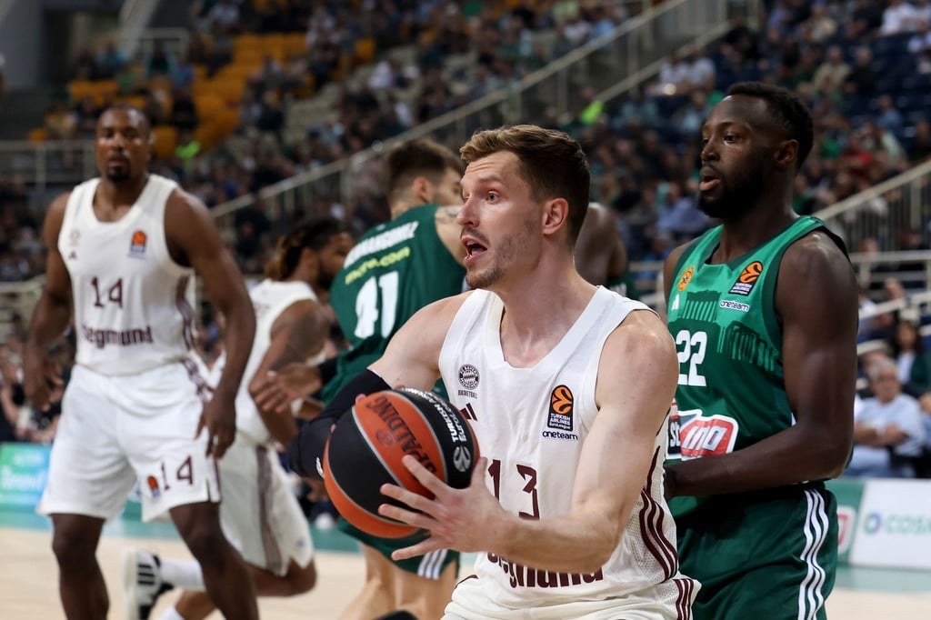 Andreas Obst (M) und die Bayern kassierten bei Panathinaikos eine Niederlage.