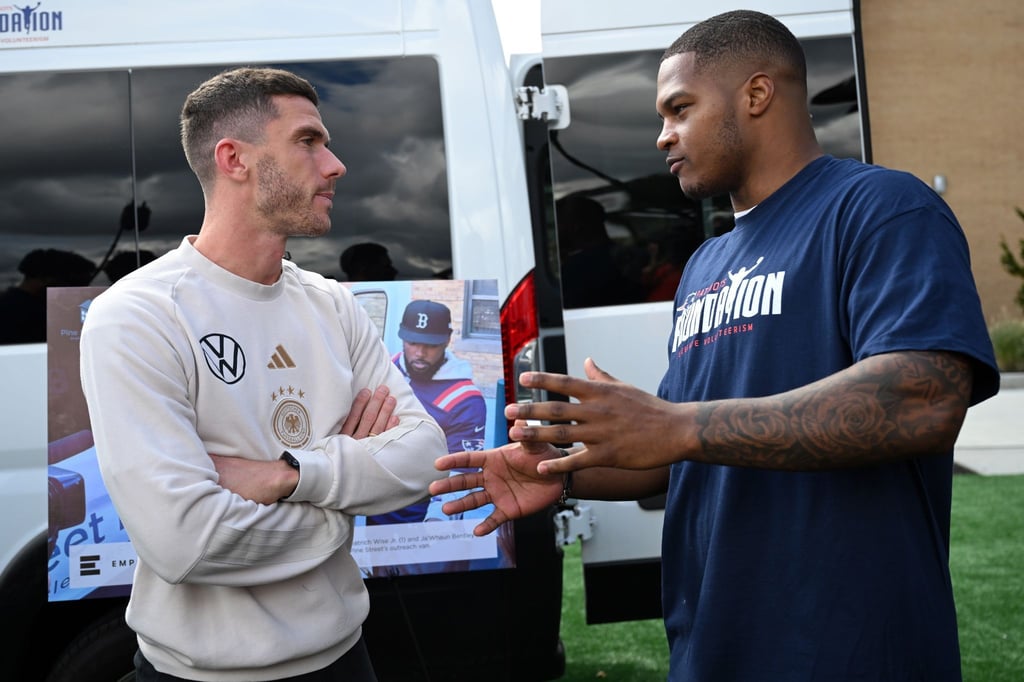 Robin Gosens im Gespräch mit NFL-Star Raekwon McMillan.