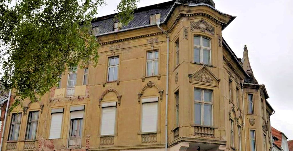 Das Gebäude in der Friedenstraße 2 steht seit vielen Jahren leer und ist dem Verfall preisgegeben. Aktuell ist erneut eine Versteigerung abgesagt worden.