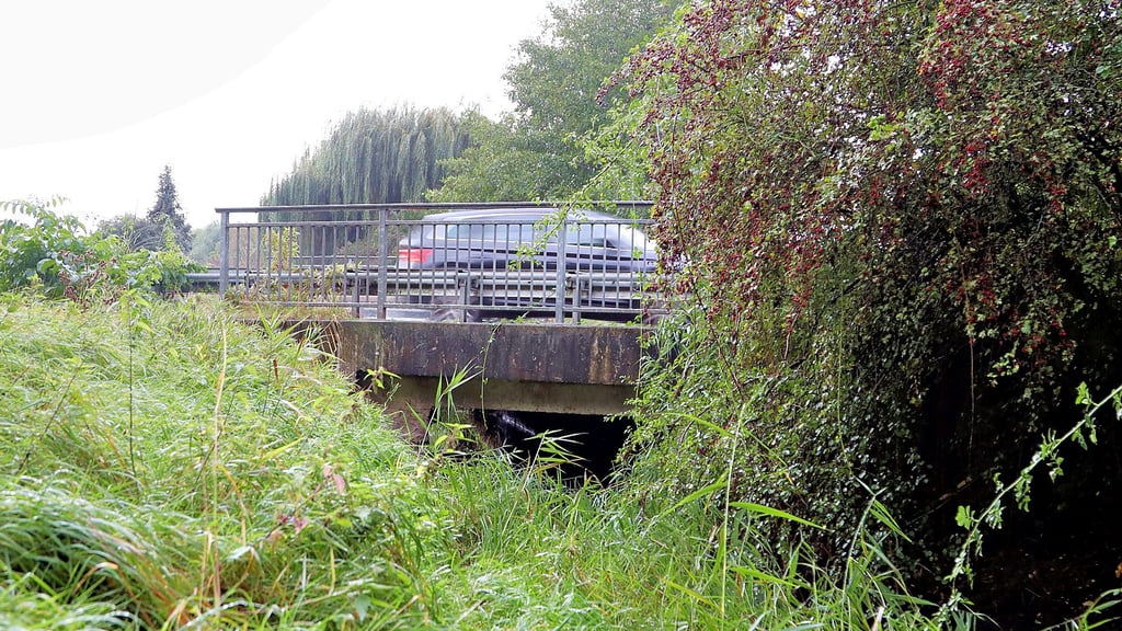 Im Zuge des Wegebaus in der Rothenseer Straße von Barleben nach Magdeburg soll an dieser Stelle eine weitere Brücke das Flüsschen „Große Sülze“ überspannen. Mit den eingeplanten Dimensionen jedoch wollen sich die Gemeinderäte nicht zufrieden geben.