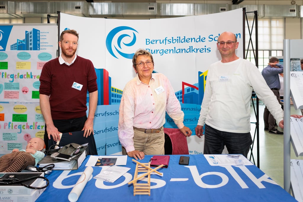 Die Berufsbildenden Schulen präsentieren sich auf der Ausbildungsmesse in den Zeitzer Klinkerhallen. Im Bild: Caspar Sänger (links), Heike Lange und Torsten Pörnig.