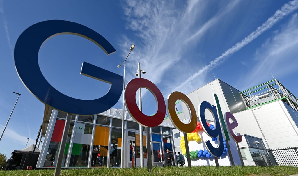 Ein Google-Schriftzug vor dem Gebäude des neuen Google Cloud-Rechenzentrum in Hanau.