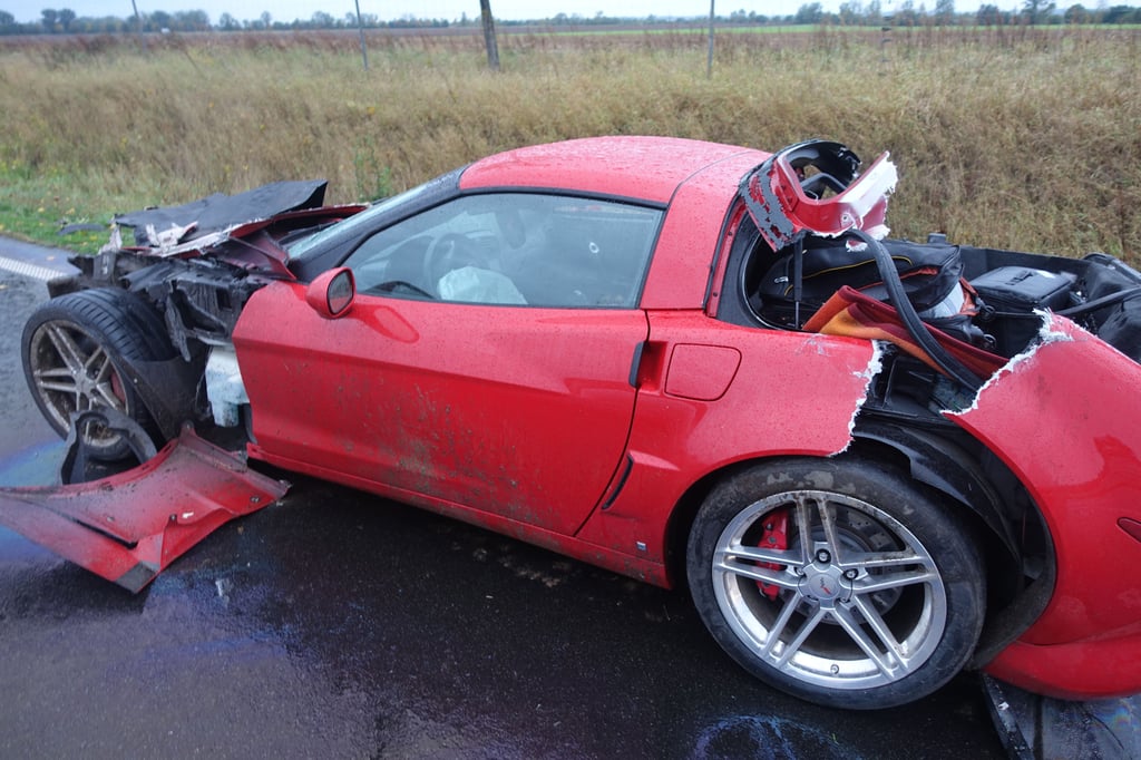 Auf der B189 bei Wolmirstedt ist ein Auto wegen Aquaplanings verunglückt. Das Auto ist nach dem Unfall kaum noch erkennbar. Foto: