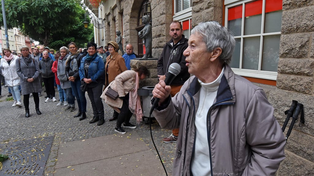 Bärbel Ballhorn im September 2022 auf einer Montagsdemo in Aschersleben.