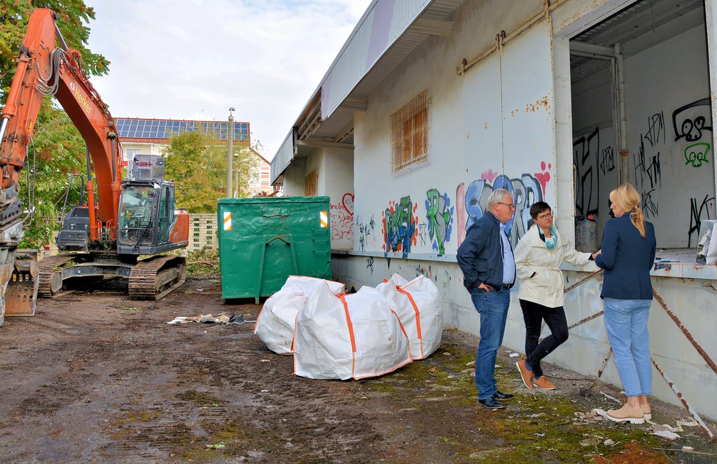 Architektin Anne Herbst (Mitte), mit Planer Olaf Herbst (links) und Saskia Weber von der Immac Sozialbau GmbH am ehemaligen Einrichtungshaus.