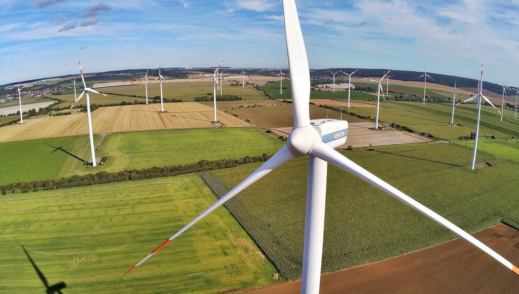 Windkraftanlagen gehören mittlerweile zum Landschaftsbild in Mansfeld-Südharz dazu. Im Jahr 2023 sind bislang fünf Anlagen ans Netz gegangen.