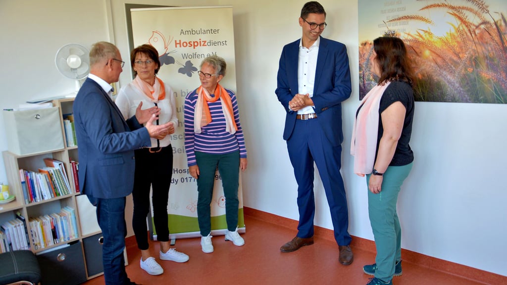Armin Schenk (Oberbürgermeister von Bitterfeld-Wolfen), Conny Rasenberger (Vorsitzende Hospizdienst Wolfen), Sunhild Springer (ehrenamtliche Begleiterin), Sepp Müller (CDU-Bundestagsabgeordneter) und Kerstin Lottermoser (stellvertretende Vorsitzende Hospizdienst Wolfen) im Gespräch.