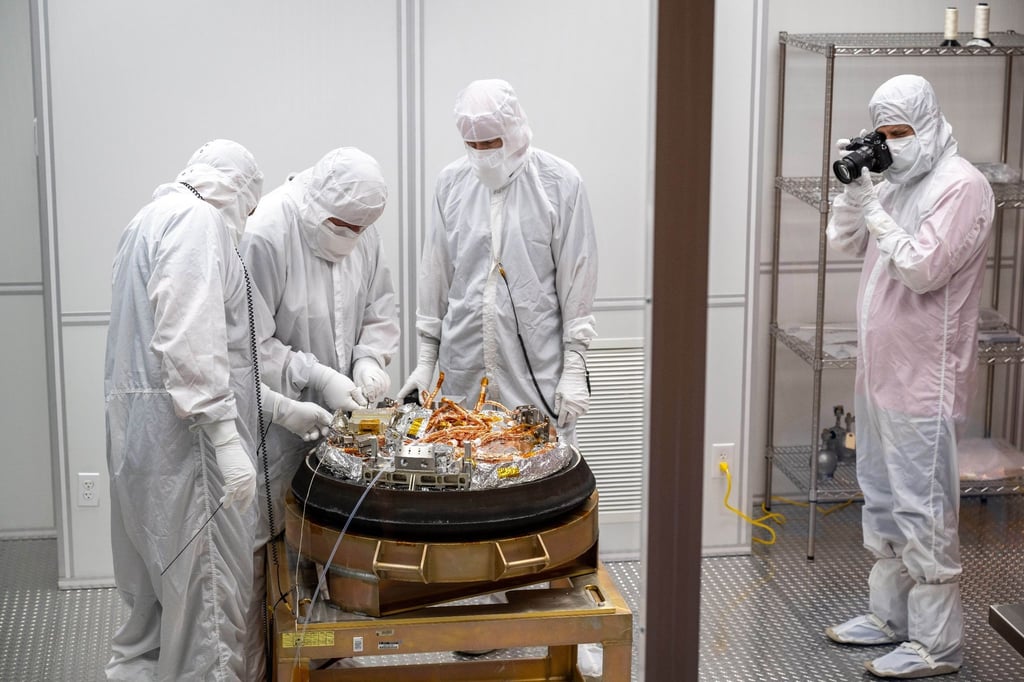 Wissenschaftler arbeiten an der von der Nasa-Sonde „Osiris-Rex“ über der Erde abgeworfenen Kapsel mit einer Geröllprobe vom Asteroiden Bennu.