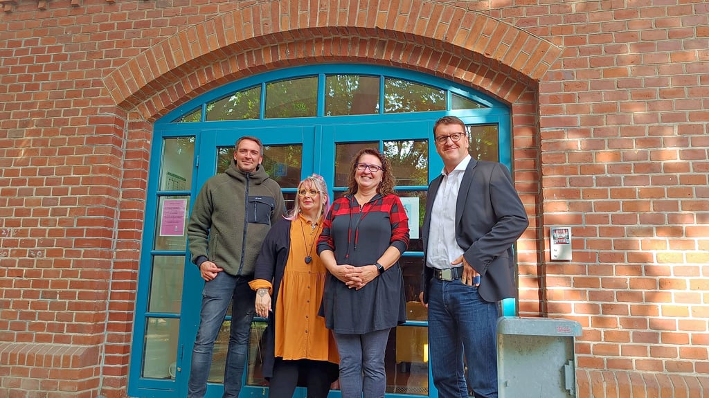Streetworker Steffen Dreyring, Hausleiterin Sandra Kruner, Jugendpflegerin Margitta Tirling und Oberbürgermeister Torsten Zugehör (von links).