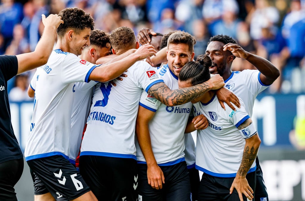 Magdeburgs Spieler feiern Magdeburgs Ahmet Metin Arslan (3. v r) für den Treffer zum 2:4.