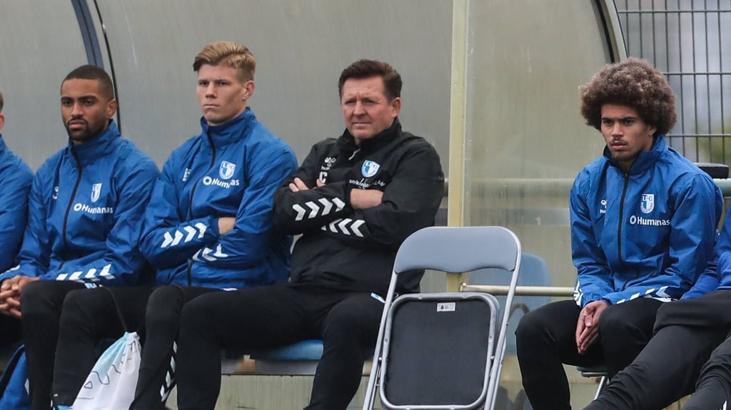 Trainer Christian Titz (2.v.r.) verfolgt das Testspiel seines 1. FC Magdeburg gegen Eintracht Frankfurt. Luca schuler (2.v.l.) und Jonah Fabisch (r.) trugen sich dabei in die Torschützenliste ein.