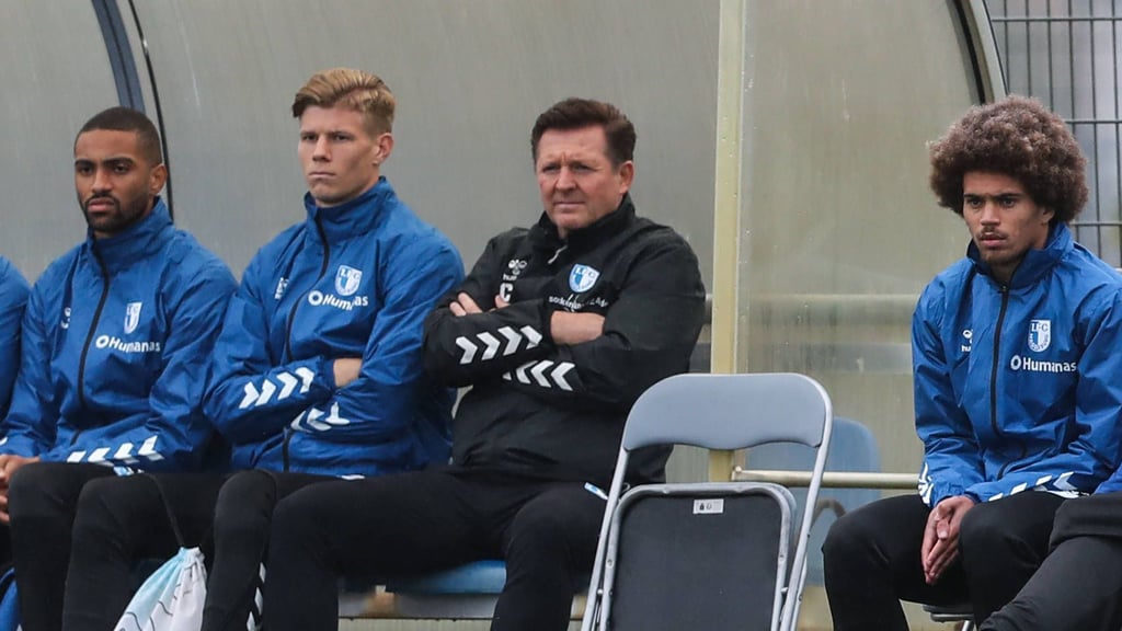 Trainer Christian Titz (2.v.r.) verfolgt das Testspiel seines 1. FC Magdeburg gegen Eintracht Frankfurt. Luca schuler (2.v.l.) und Jonah Fabisch (r.) trugen sich dabei in die Torschützenliste ein.