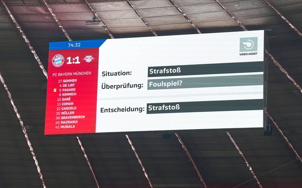 Der umstrittene VAR soll durch mehr Transparenz mehr Anerkennung bei den Fans finden.