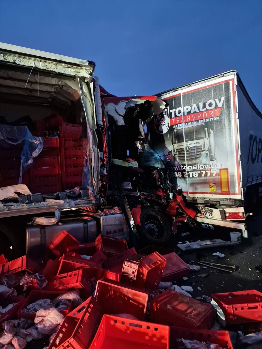 Das Führerhaus dieses Lasters wurde bei einem Unfall auf der Autobahn A14 nahe Könnern komplett eingedrückt. Foto: