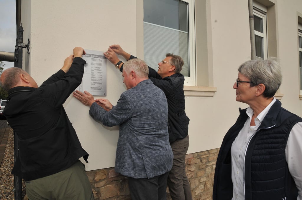 Gerald Gasse, Peter Kohl, Jens Waschau und Kathrin Gasse (v.li.) beim Anbringen der Infotafel über Robert Bosse an dessen ehemaligen Wohnhaus in der Halleschen Straße 37 in Roßla.