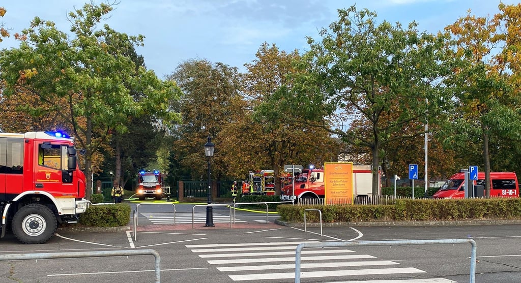 Einsatzfahrzeuge der Feuerwehr stehen vor dem Freizeitpark Heidepark Soltau.
