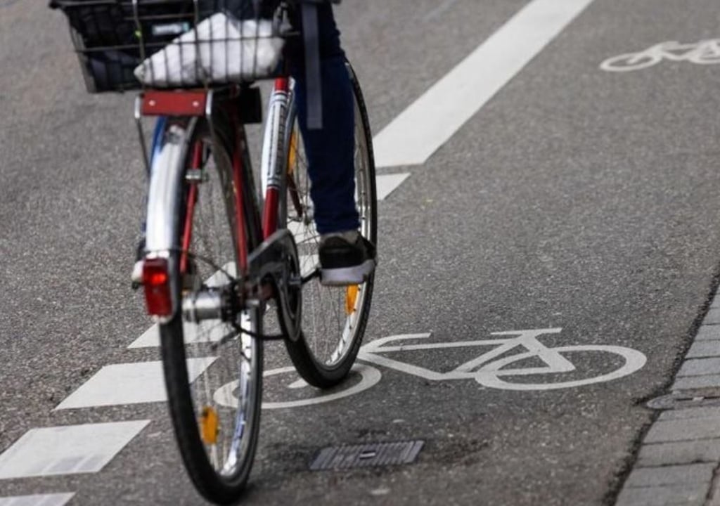 Eine 79 Jahre alte Fahrradfahrerin ist von einem Autofahrer übersehen und bei dem folgenden Unfall in Osterburg schwer verletzt worden. Symbolbild: