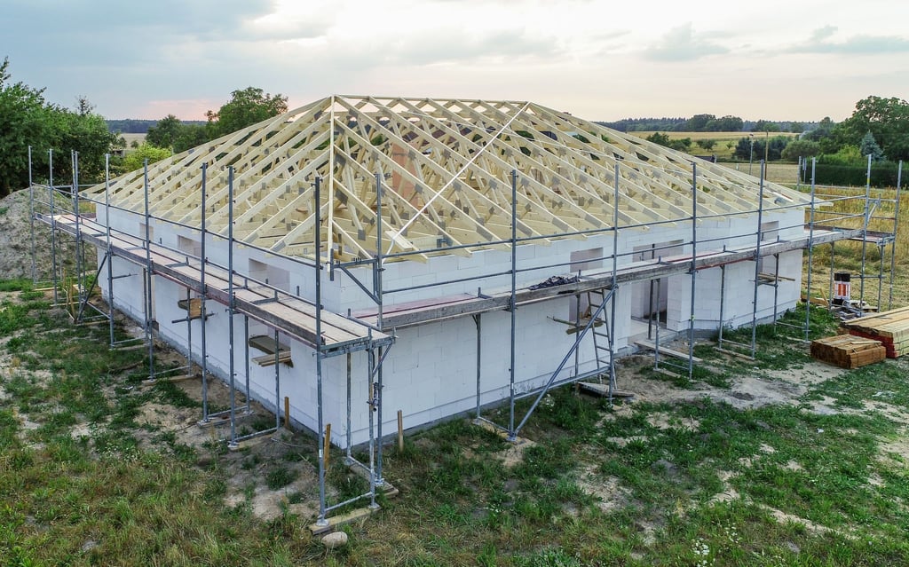 Bauvorhaben ins Stocken geraten? Geht der Bauträger pleite, ist das für Käuferinnen und Käufer oft der Alptraum.