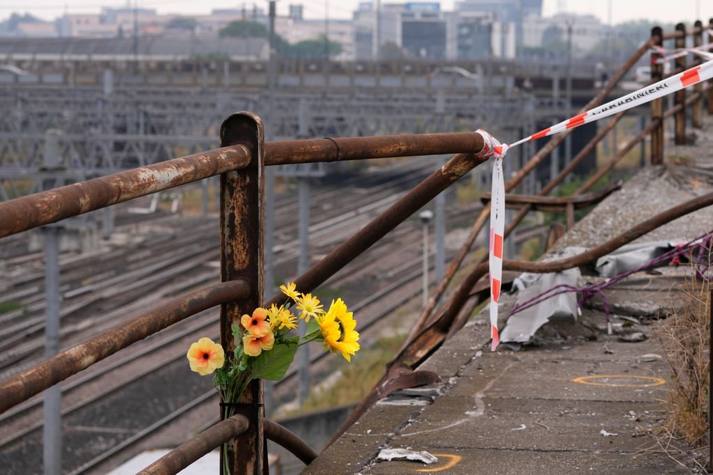 Ein Strauß Plastikblumen ist nach dem Busunglück nahe der Unfallstelle angebracht.