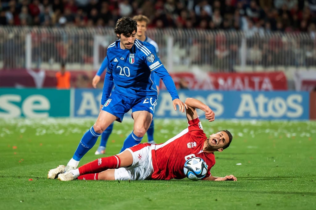 Italiens Sandro Tonali (l) musste wegen des Vorwurfs illegaler Wetten aus dem Trainingslager abreisen.