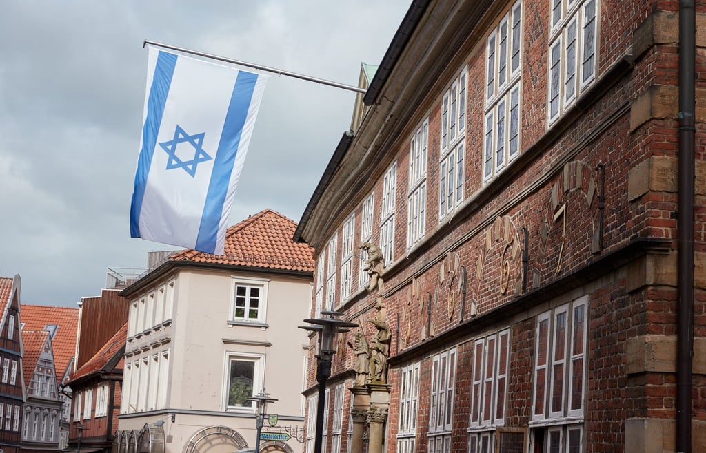 Eine Israel-Flagge hängt über dem Eingang des Historischen Rathauses.