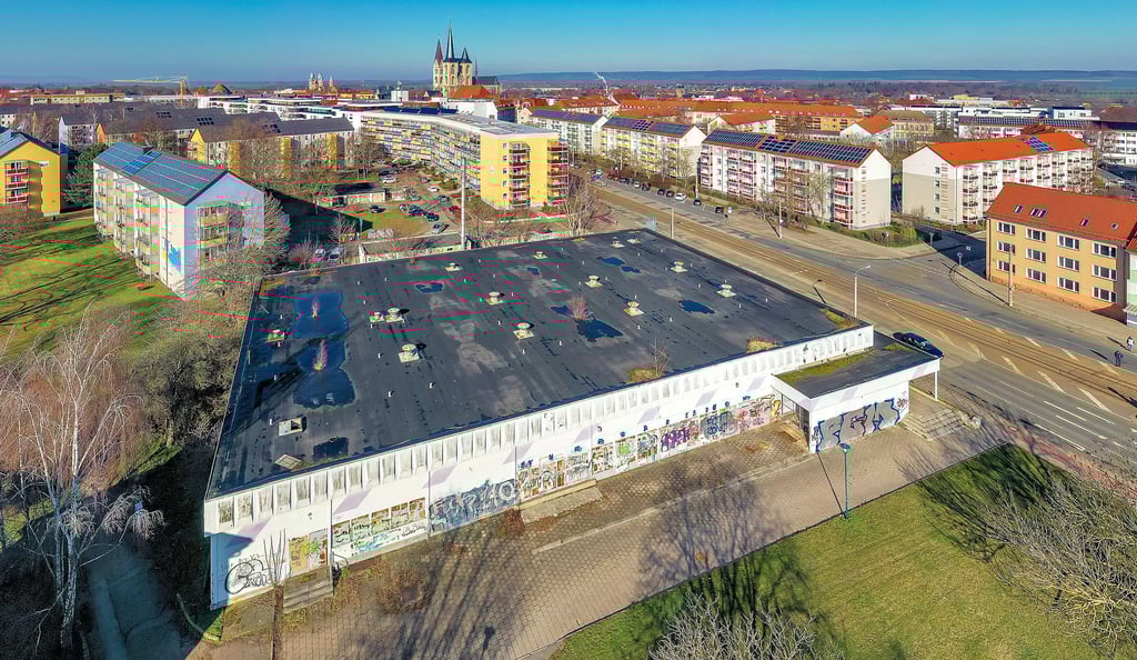 Ein im Frühjahr fotografierter Blick auf das einstige Einrichtungshaus am Kühlinger Tor in Halberstadt. Das seit fast drei Jahrzehnten leerstehende Gebäude wird nun abgerissen und weicht einem fünfgeschossigen Neubau.
