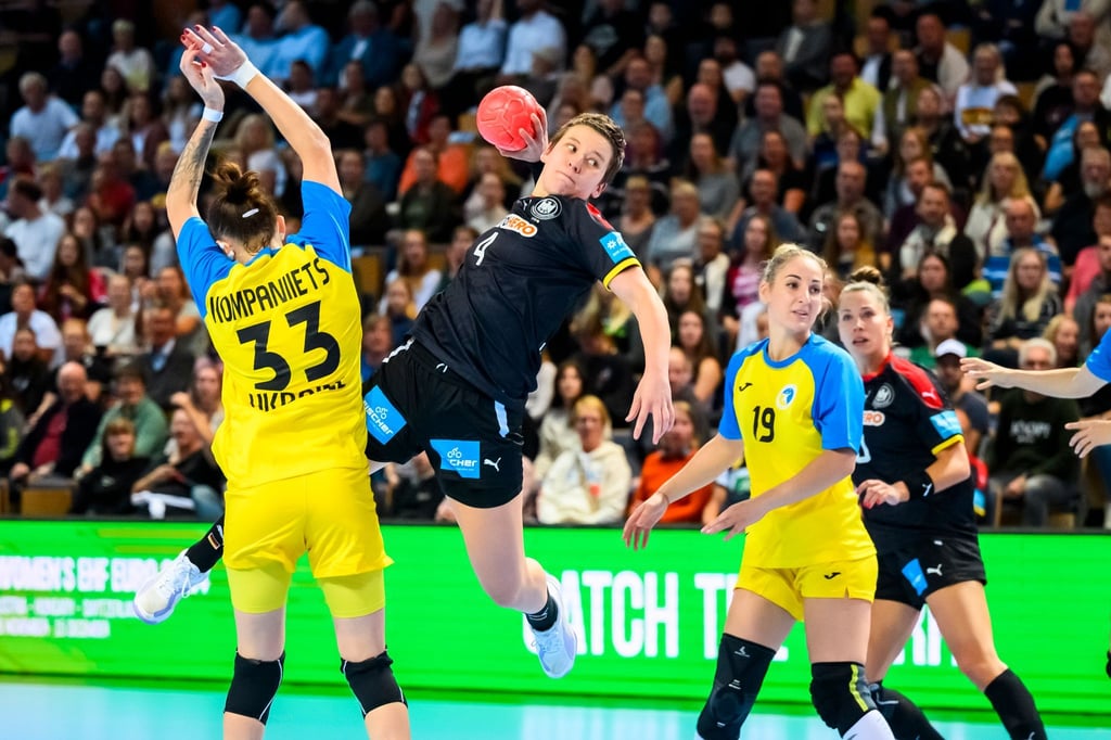Alina Grijseels (M) steuerte beim 31:24 gegen die Ukraine sieben Tore bei.