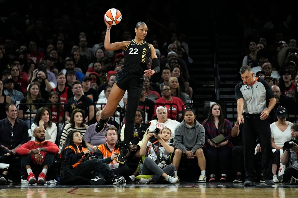 A'ja Wilson (22), Stürmerin der Las Vegas Aces, versucht, den Ball im Spiel zu halten.
