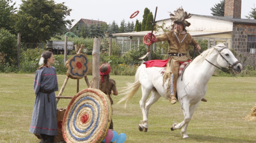 Die "Painhorse Dancers" aus Rhinow kommen nach Zabakuck.