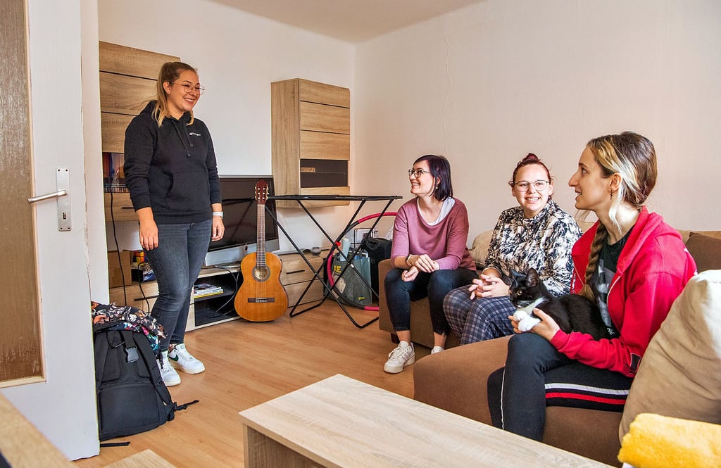 Annalina (2.v.r.) und Kira (r.) leben gemeinsam in einer Wohnung und werden vom Internationalen Bund betreut; hier im Gespräch mit Annalena Müller (l.) und Susanne Thieme, ihrer früheren beziehungsweise jetzigen Betreuerin.
